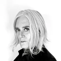 Headshot of  Leslie Dunton-Downer